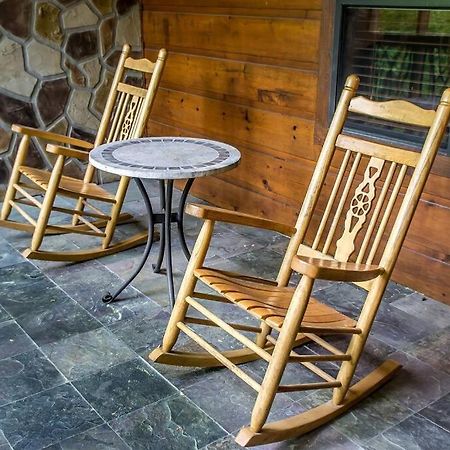 Villa Holly Tree Hideaway - Semi Secluded Mtn Setting à Sevierville Extérieur photo