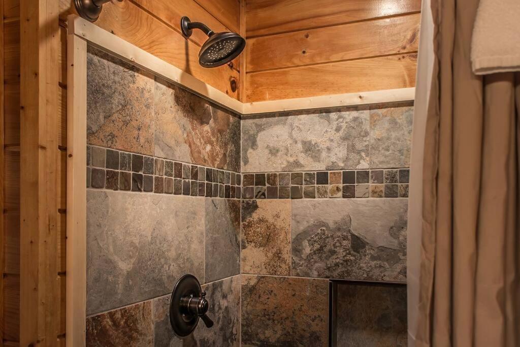 Villa Holly Tree Hideaway - Semi Secluded Mtn Setting à Sevierville Extérieur photo