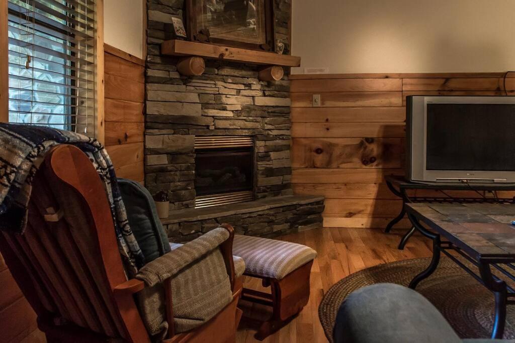 Villa Holly Tree Hideaway - Semi Secluded Mtn Setting à Sevierville Extérieur photo